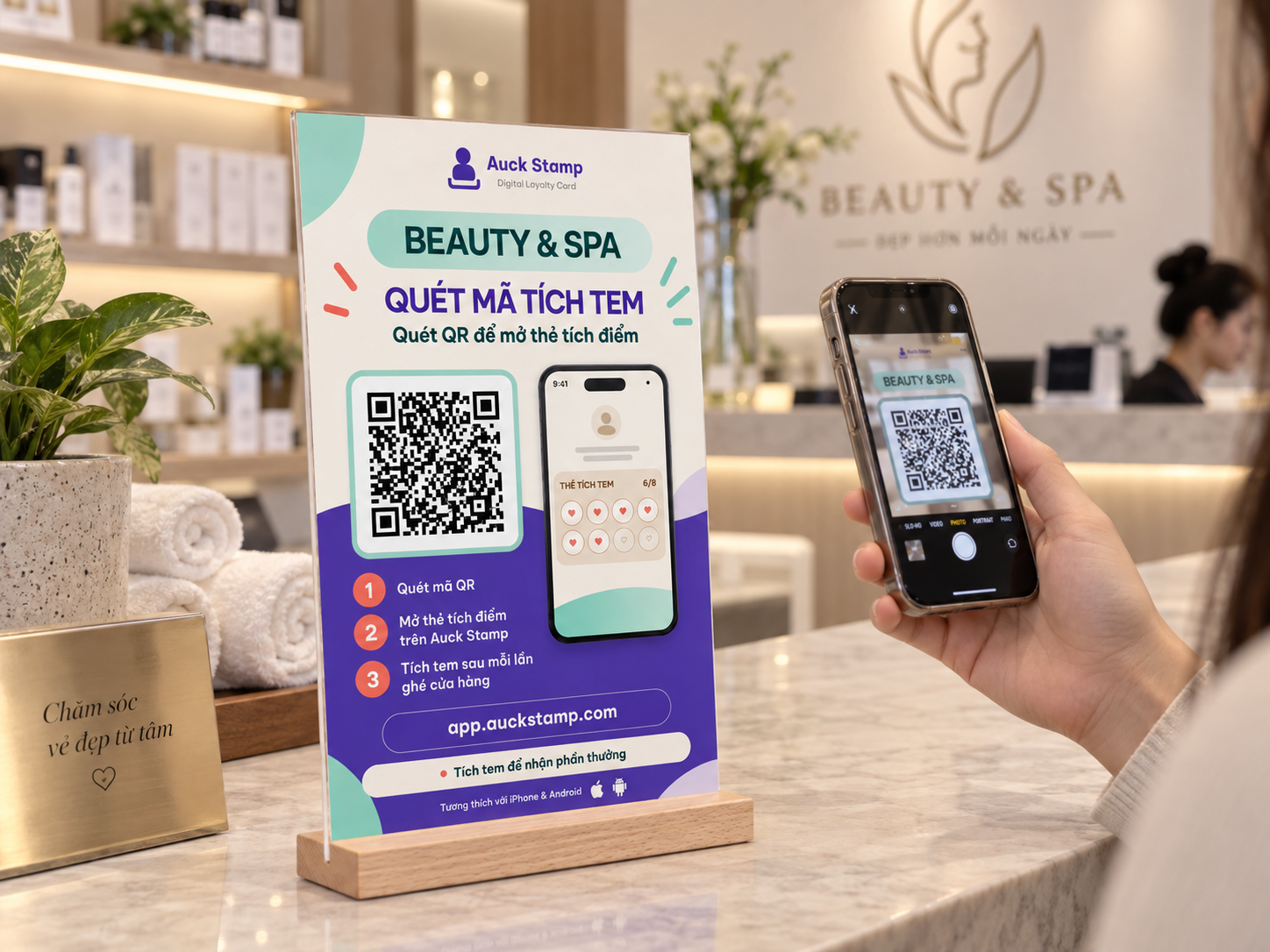 Khách hàng quét mã QR Auck Stamp tại quầy